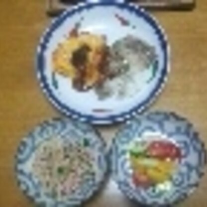 ありがとうございます。
上左側がそれなんですが、
豚丼とわざと同じ皿で豪快にしました。
暑さに負けそうなので、
豪快に美味しくいただきました。